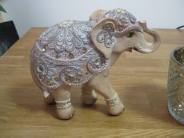 Schöner Elefant und 1 Glas Teelicht