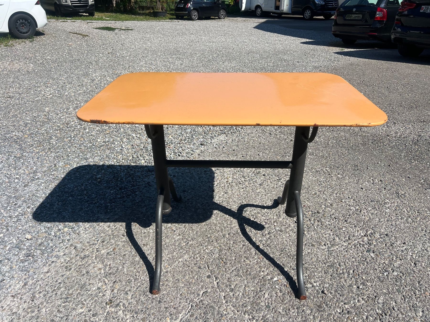 Tables: Gartentisch / Blechtisch in Orange – D'occasion à Otelfingen par Yossi-68 2