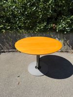Runder Design-Tisch aus massivem Buchenholz
