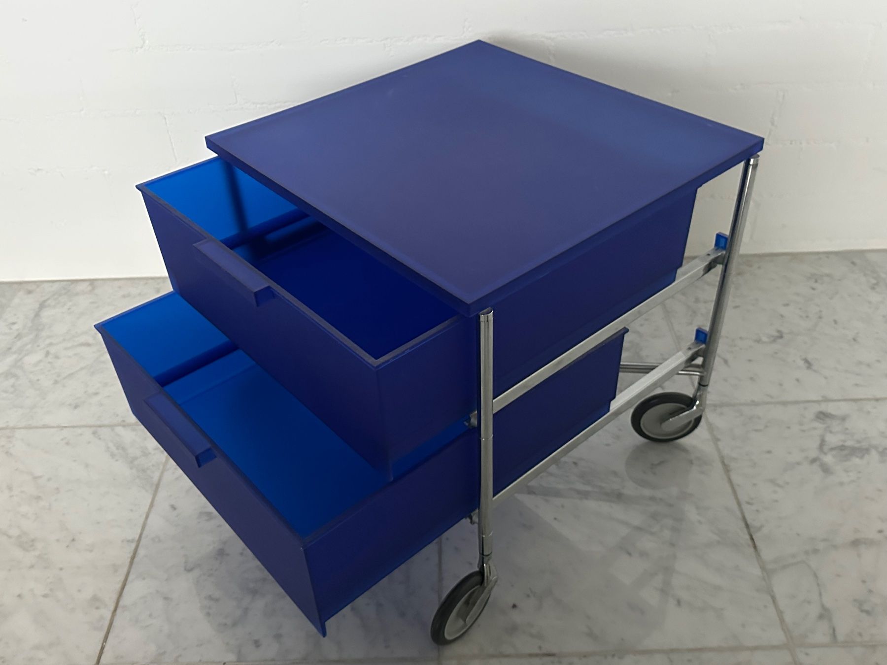 Kartell Banconi: Nachttisch KARTELL – Usato da Bern venduto da 77nevs