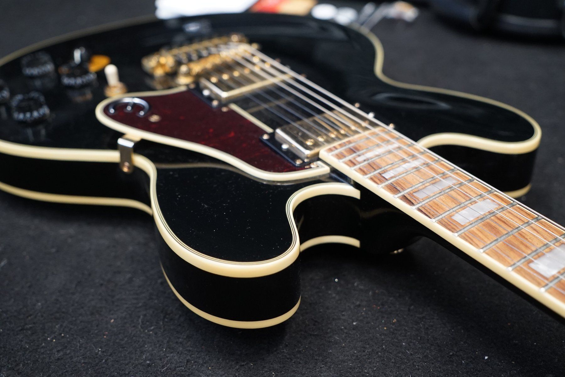 Epiphone Strumenti musicali: Epiphone B.B. King Lucille (ebony) mit Koffer – Usato da Ortschwaben venduto da Musictrade 3