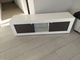 Modernes TV-Möbel in Weiss mit schwarzen Spiegelfronten