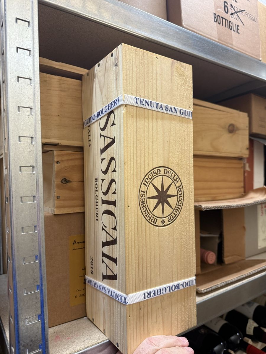 Sassicaia Vino: Sassicaia Magnum 2018 – Nuovo e nell'imballaggio originale da Troinex venduto da Airain