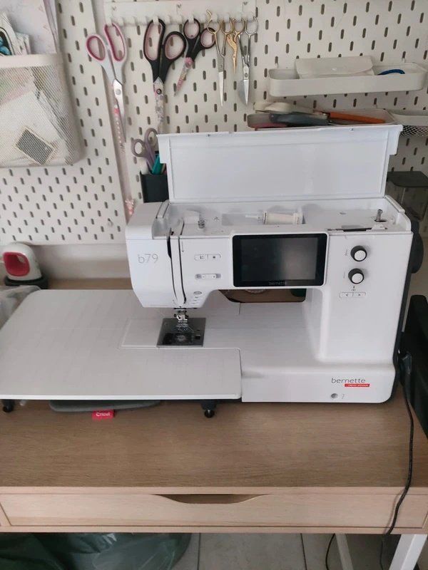 Bernina Macchine da cucire: Machine à coudre Bernette B79 en excellent état – Usato da Witterswil venduto da g__g 1