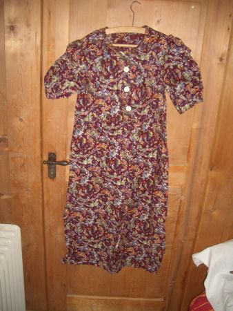 Antikes Kleid geblümt kurzarm weinrot