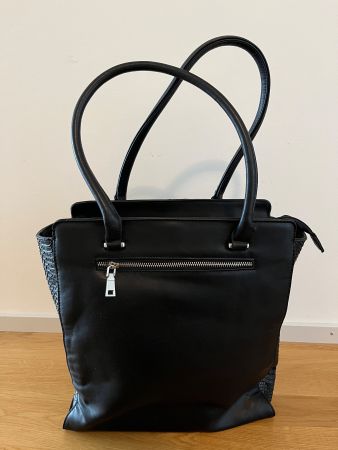 Schwarze Frauenhandtasche