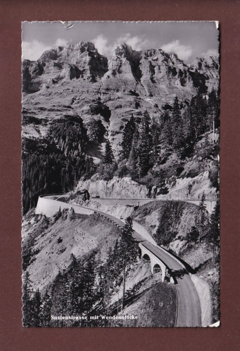 Cartoline postali: SUSTENSTRASSE - Wendenstöcke - 1951 – Usato da Pully venduto da nicecards