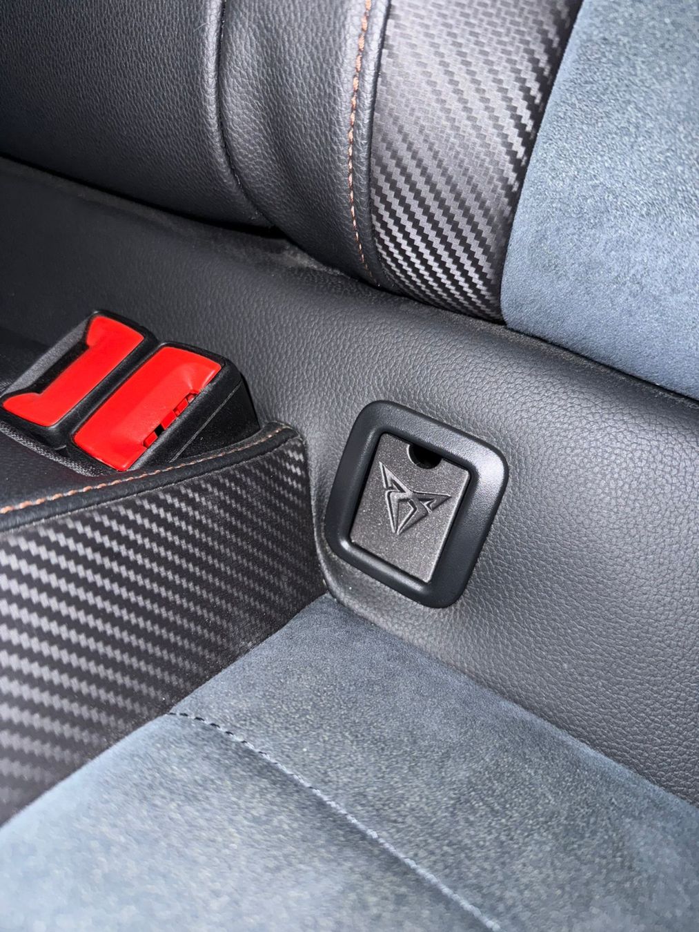 Cupra Alle Ersatzteile: Isofix Abdeckung Cupra Ateca - 4er Set – Neu und originalverpackt aus Lausen von