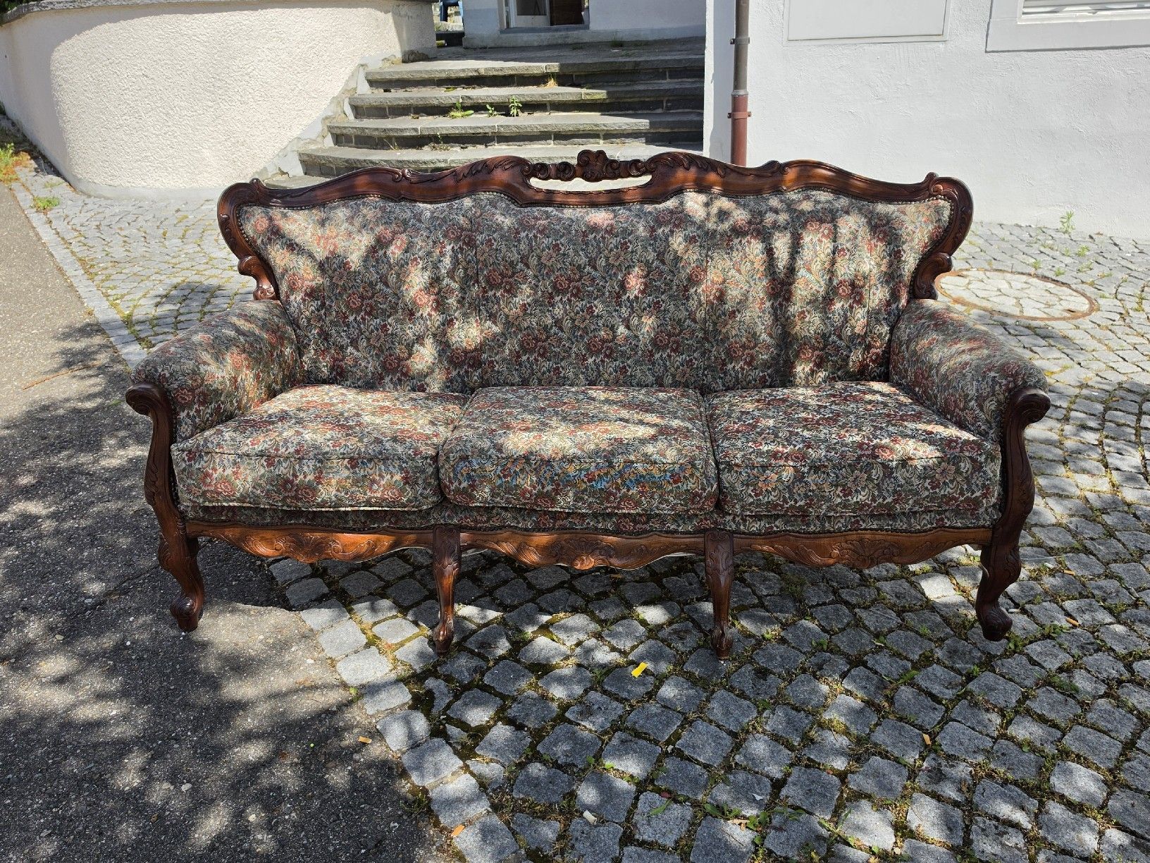 Divani: Antiker 3er-Sofa mit Schnitzereien, Blumenmuster,  – Usato da Mettlen venduto da elios0888