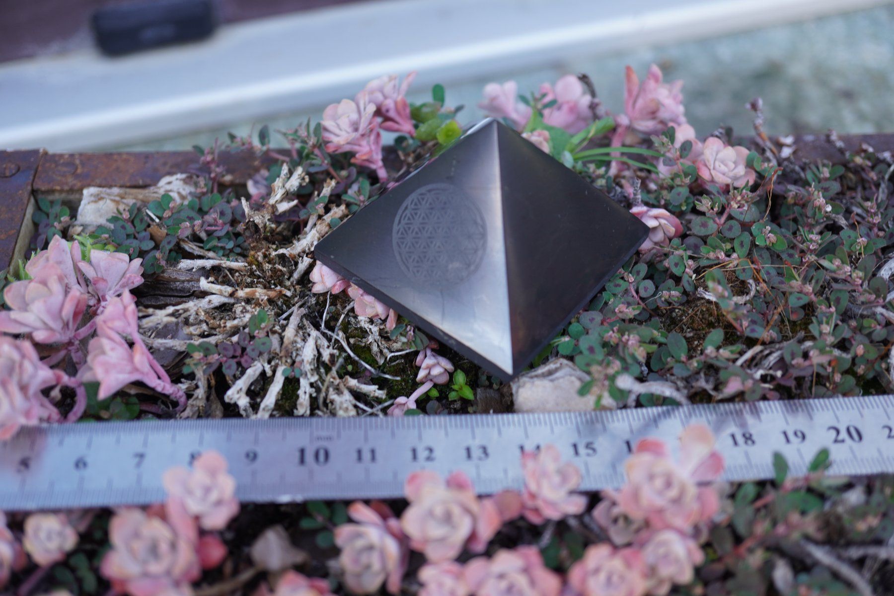 Minerali & Pietre curative: Schungit / Shungit  Pyramide    5cm Blume Dese Lebens Emblem – Nuovo e nell'imballaggio originale da Eschenbach SG venduto da topstone
