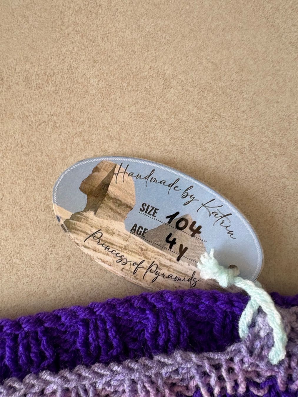 Pulls et sweat-shirts: Kinder Pullover handgestrickt lila Grösse 104 neu – Neuf avec emballage d'origine à Basel par Tierschutz-Flohmi 3
