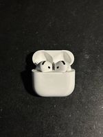 Apple AirPods 5 mit Wireless Charging  neuwertig