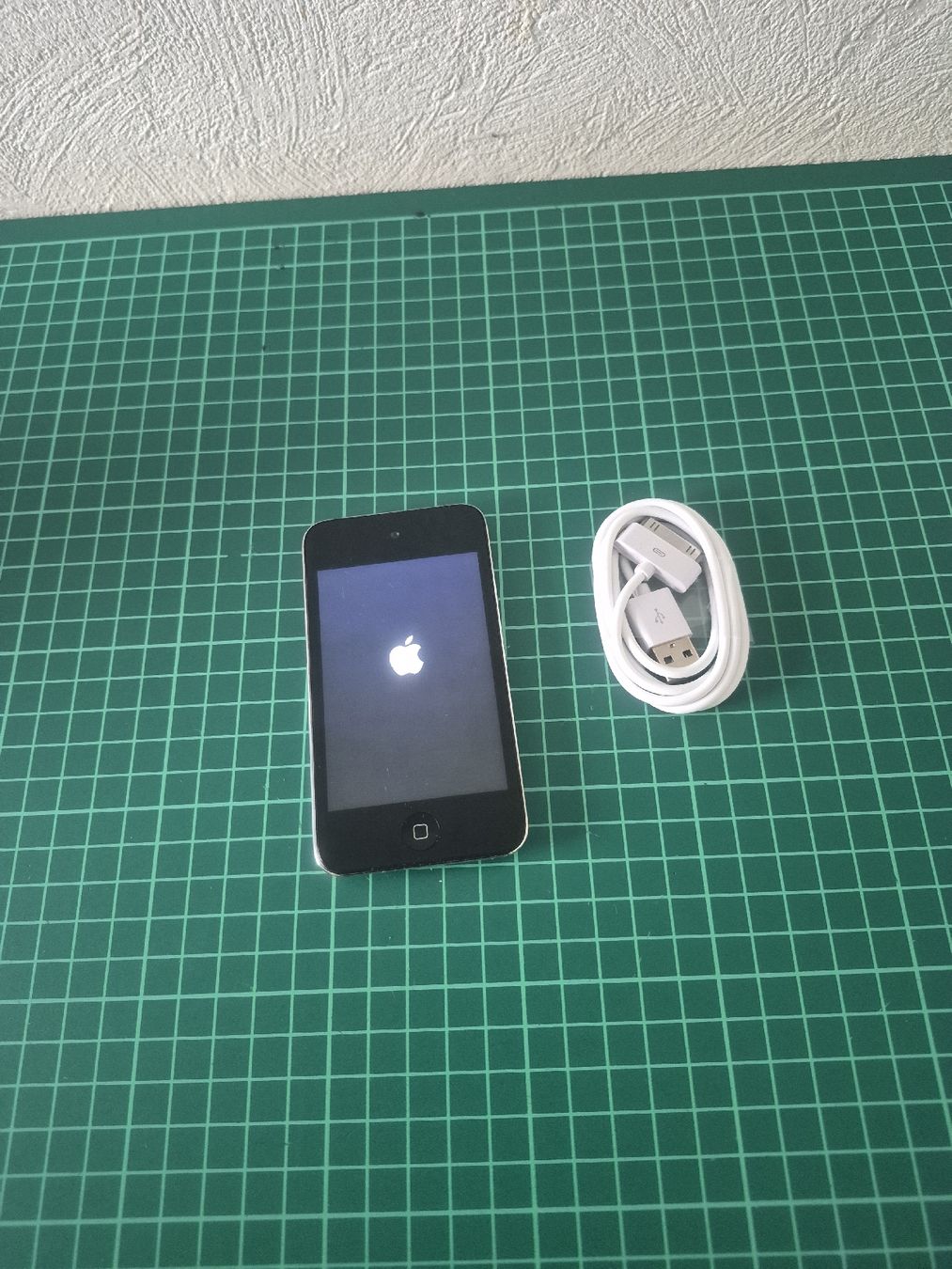 Apple Tragbarer Mediaplayer: iPod Touch 4th Gen Silver 64GB with Cable Used – Gebraucht aus Meyrin von Retro-GZ