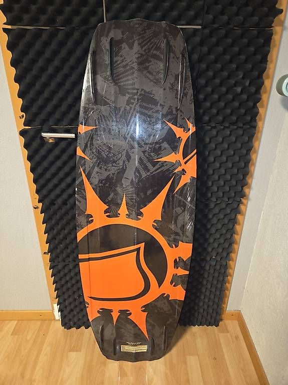 Surfboards & Schwimmbrette: Slingshot Wakeboard 143cm – Gebraucht aus Hittnau von col_2fnj 1