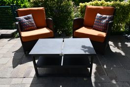 2x Sessel mit Armlehne, 2x grosse Polster orange, Clubtisch