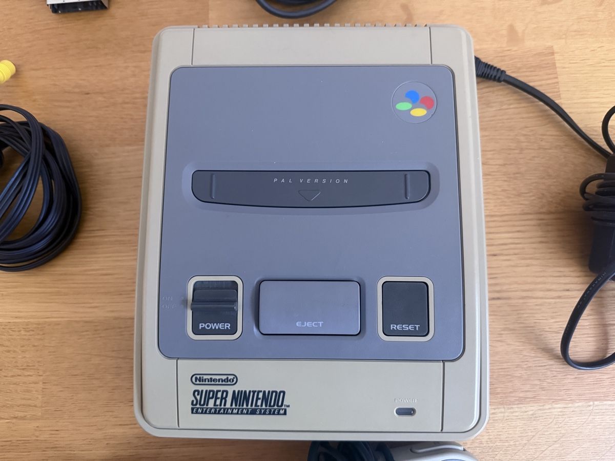 Nintendo Console: SNES Konsole inkl. 2 Controller und Zubehör – Usato da Basel venduto da Xela86 1