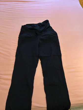 Schwarze Stoffhose, Paperback Stil