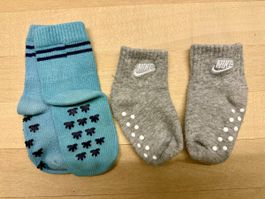Baby Söckli, 2 Paar. Nike und No Name, Grösse 15-18.