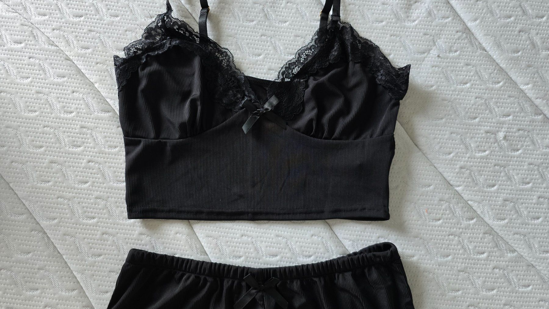 Negligees & Pigiami: Geripptes Loungewear-Ensemble mit Spitzen-Details - S – Nuovo (secondo la descrizione) da Thalwil venduto da VitaMini 1