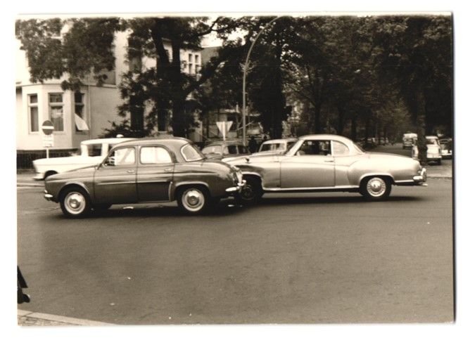 Fotografie &  Plakate: 4 Hamburg, Bellevue, Auto-Unfall Renault – Gebraucht aus Berlin von bartko-reher