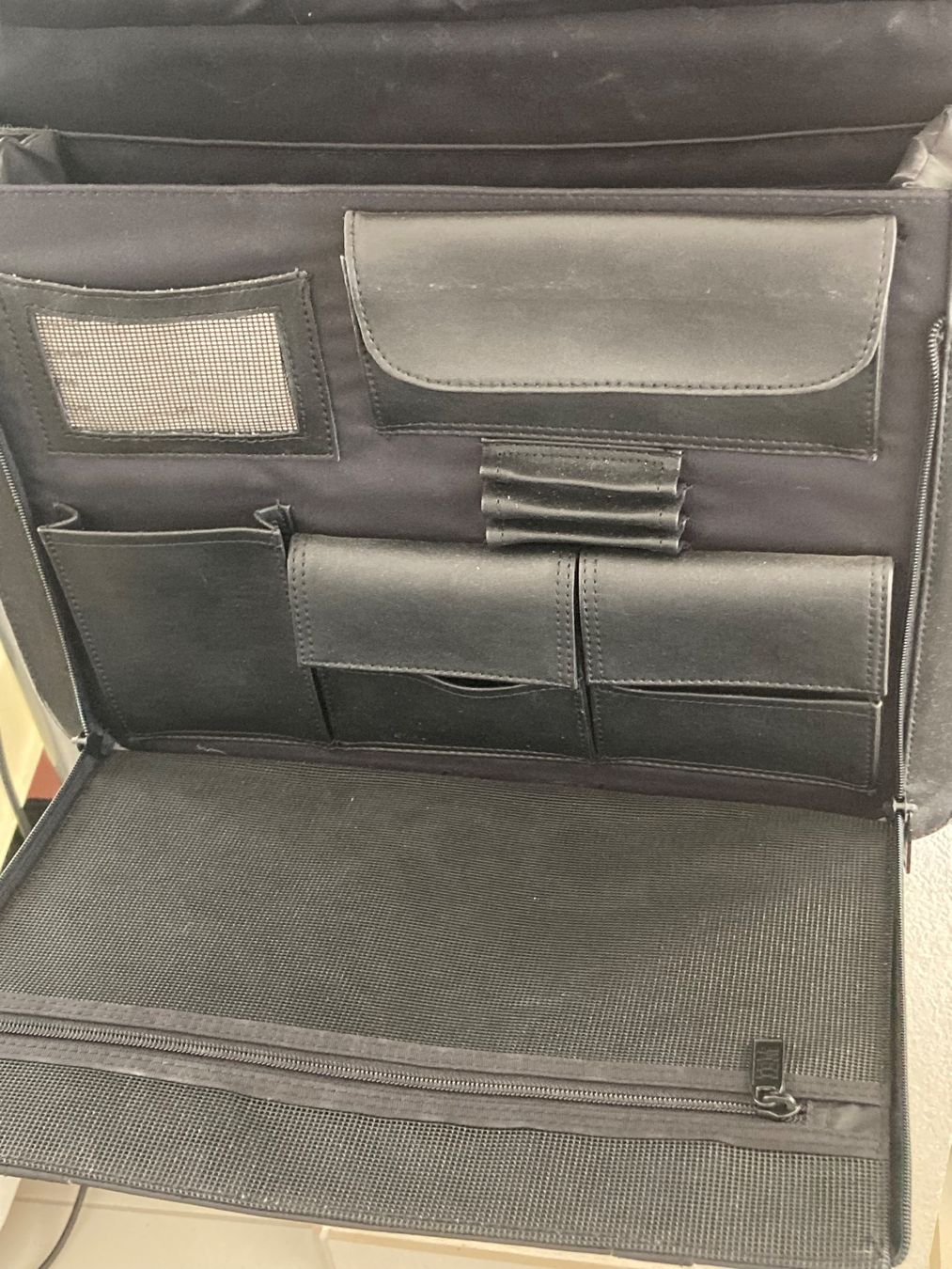 Koffer & Taschen: Akten- Laptop Tasche Schwarz – Gebraucht aus Biel-Benken BL von yoho 4