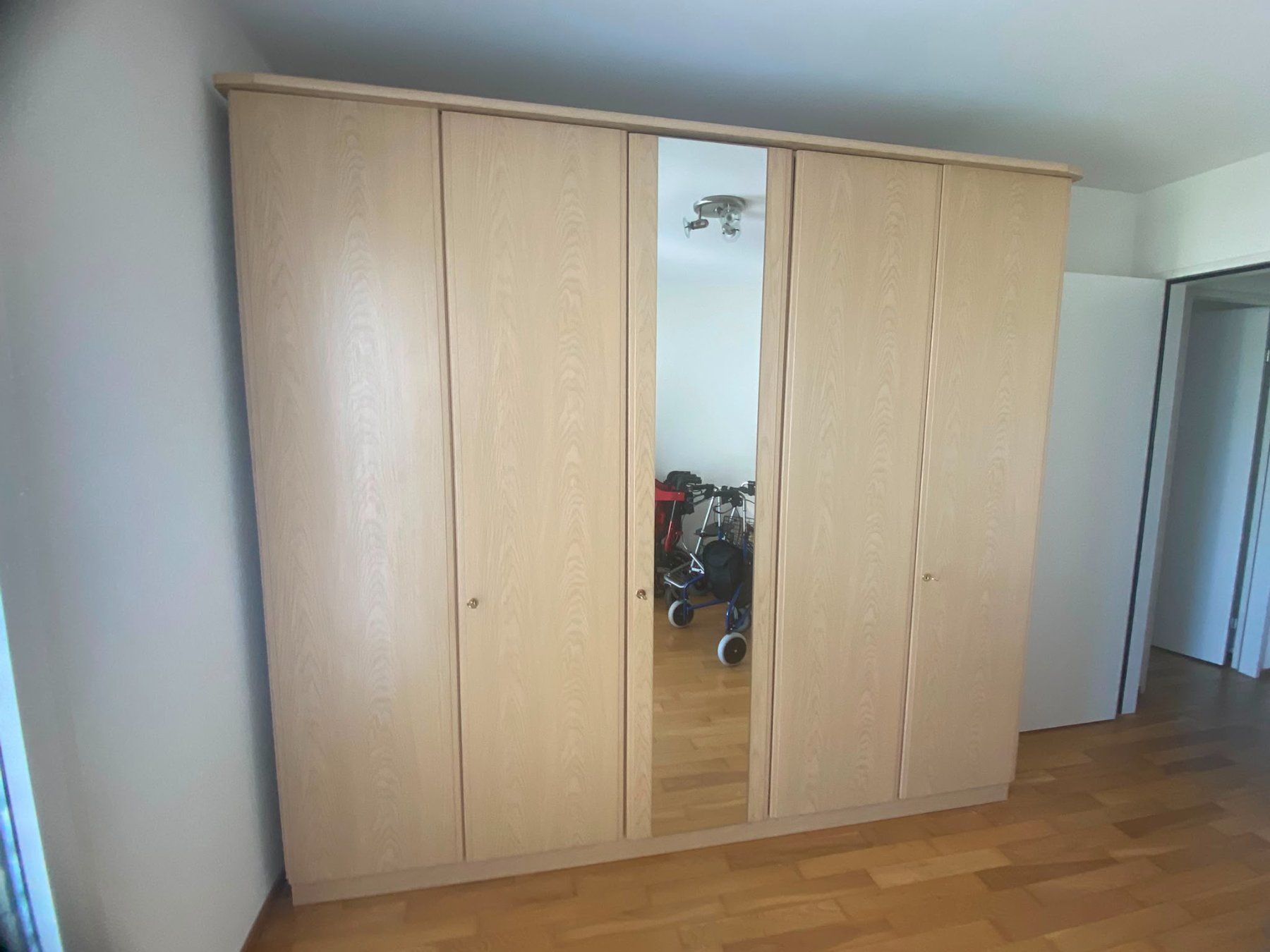 Armoires: Grosser Kleiderschrank – D'occasion à Ebersecken par ron_yps7
