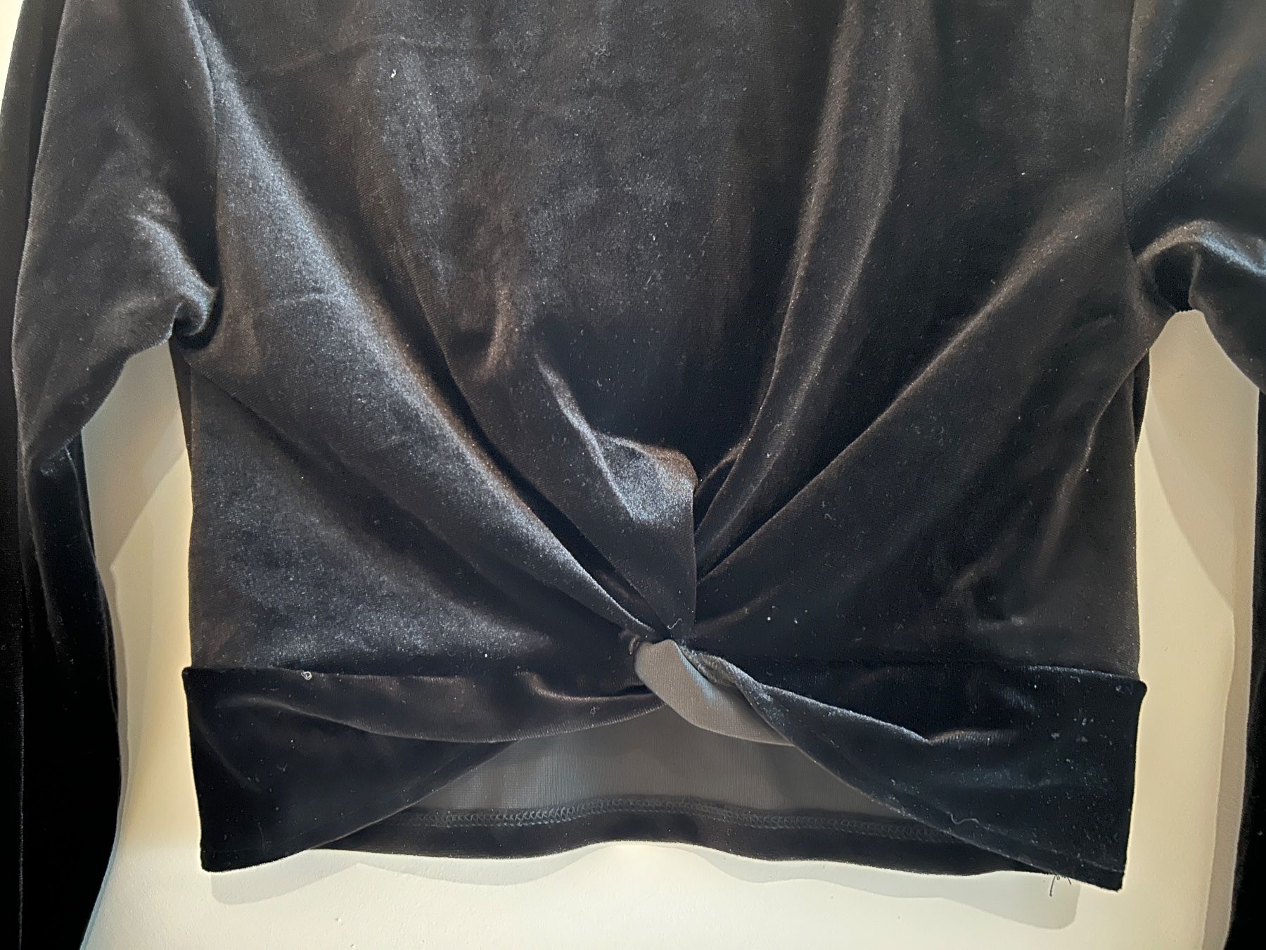Top: crop top, samt, schwarz mit Knoten vorne – Nuovo (secondo la descrizione) da Bern venduto da Chuerbis 1