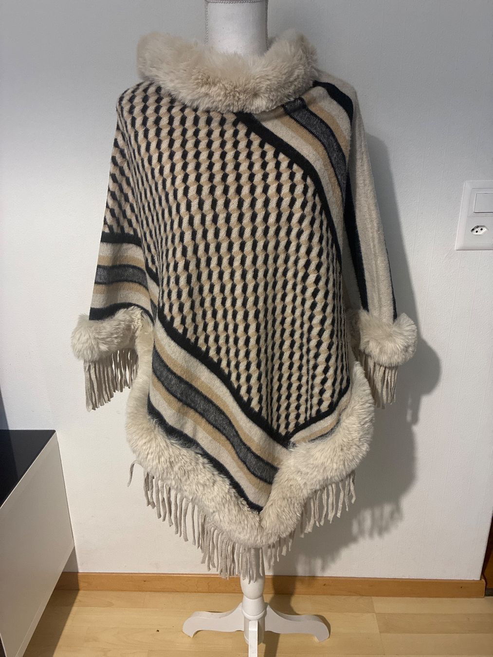 Altro in Moda donna: Poncho Boho – Nuovo e nell'imballaggio originale da Küssnacht am Rigi venduto da Anacerna