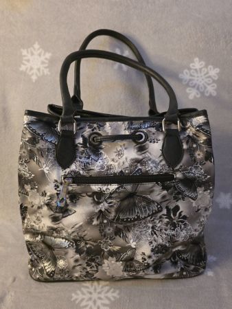 Schöne Handtasche mit Schmetterlings Muster