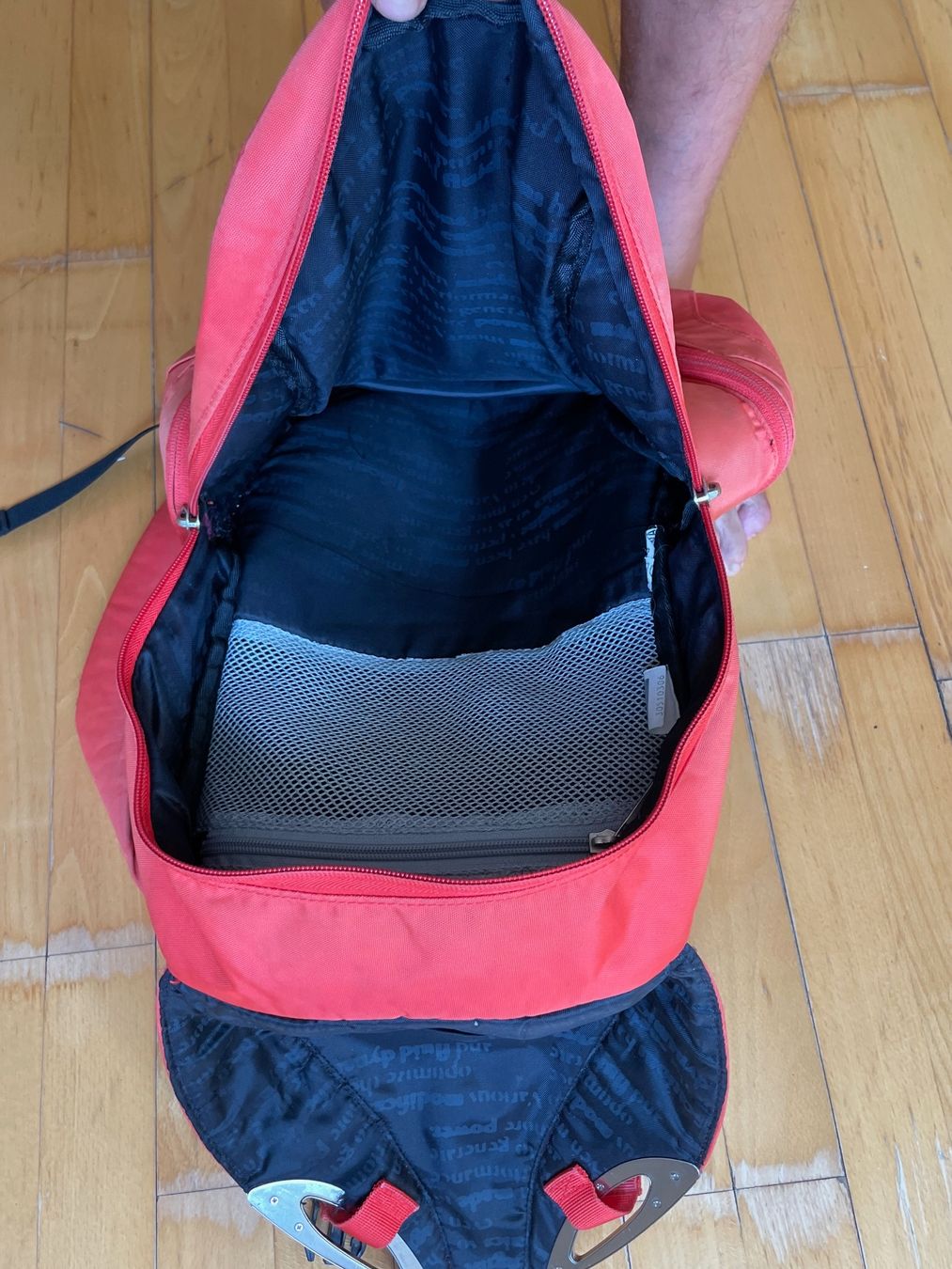 Zaini: Vintage Y2K Backpack Ferrari 25 L – Usato da Zürich venduto da le_souk 4