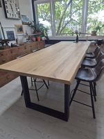 Table et chaises hautes cuir Schilliger