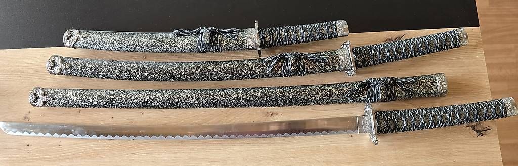 Internationale Kunst: Schwerter 3er Set mit Ständer guter Zustand – Gebraucht aus Eschen von DrWachter 1