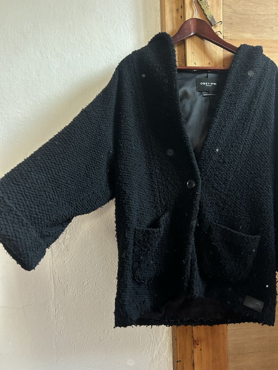 Cappotti: Black textured coat by the brand Obey – Usato da Ponte Capriasca venduto da noemi.slg 1
