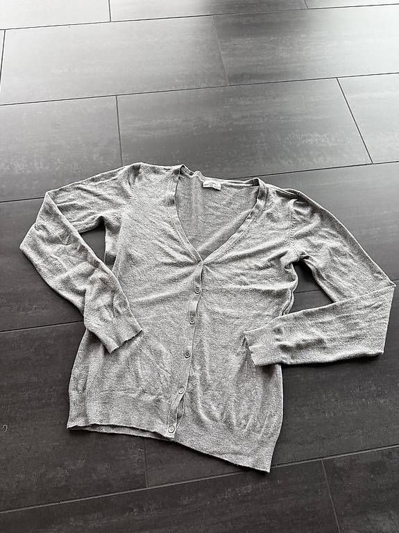 Jacken: Strickjäckli grau VERO MODA Grösse M – Gebraucht aus St. Niklausen LU von Sundy01