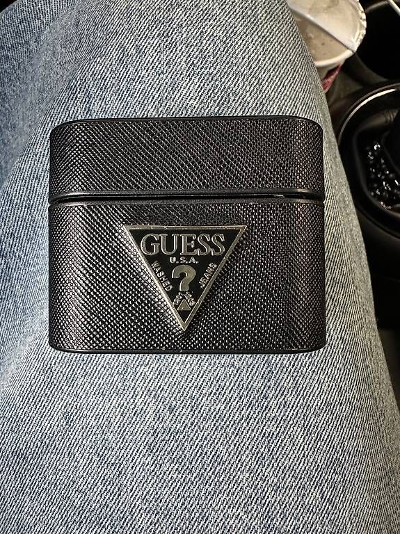 Cover & Protezioni schermo: Guess AirPods custodia rigida  – Usato da Mendrisio venduto da esthetic111