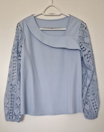 Sommer-Bluse in Hellblau mit Spitze, Grösse M, neuwertig