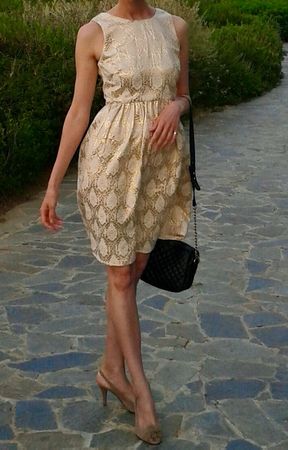 Elegantes Kleid mit Goldmuster, Grösse 36