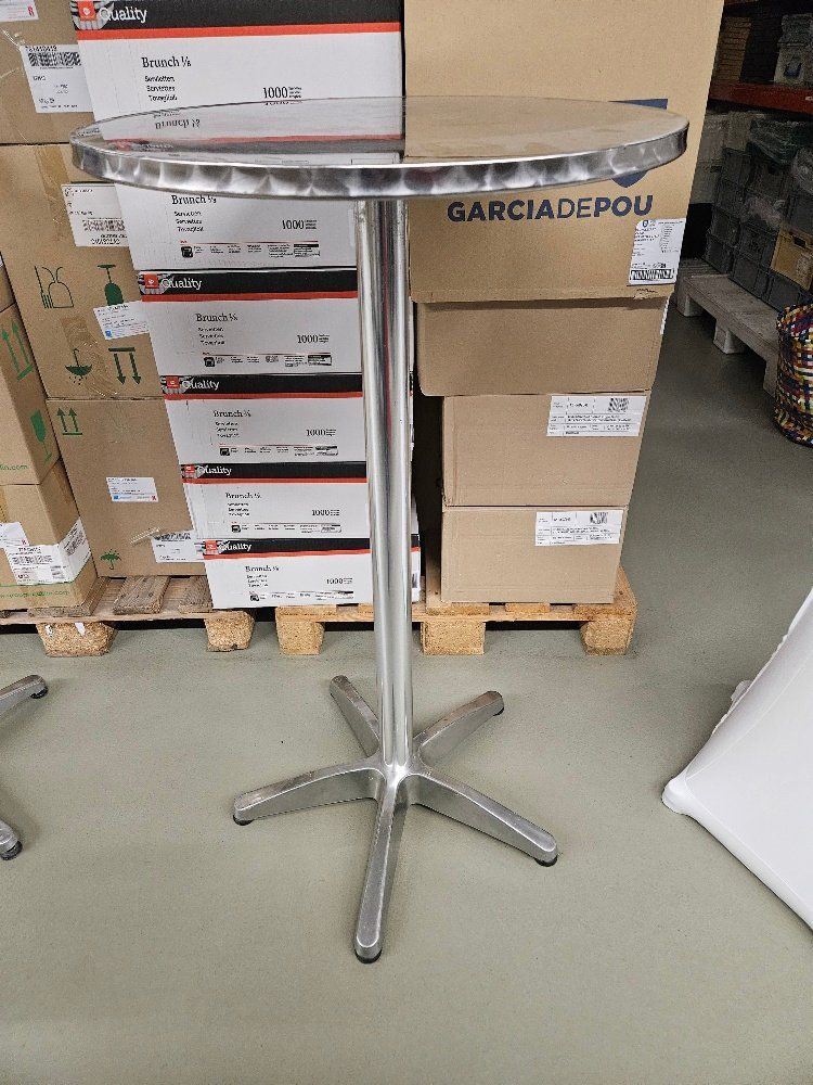 Tables: Stehtisch mit weisser oder roter Husse, pro Stk mit Husse – D'occasion à Zürich par Botschili 2