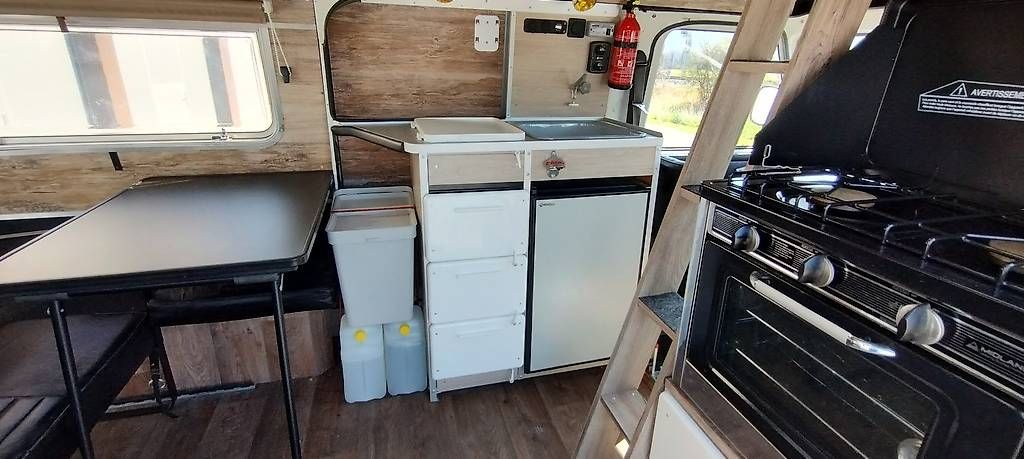 Véhicules de camping: Bedford CF250 Campervan – D'occasion à Mont-sur-Rolle par ScaleFlyer 3