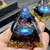 Handgefertigte Orgonit-Pyramide mit natürlichen Obsidian-Spl
