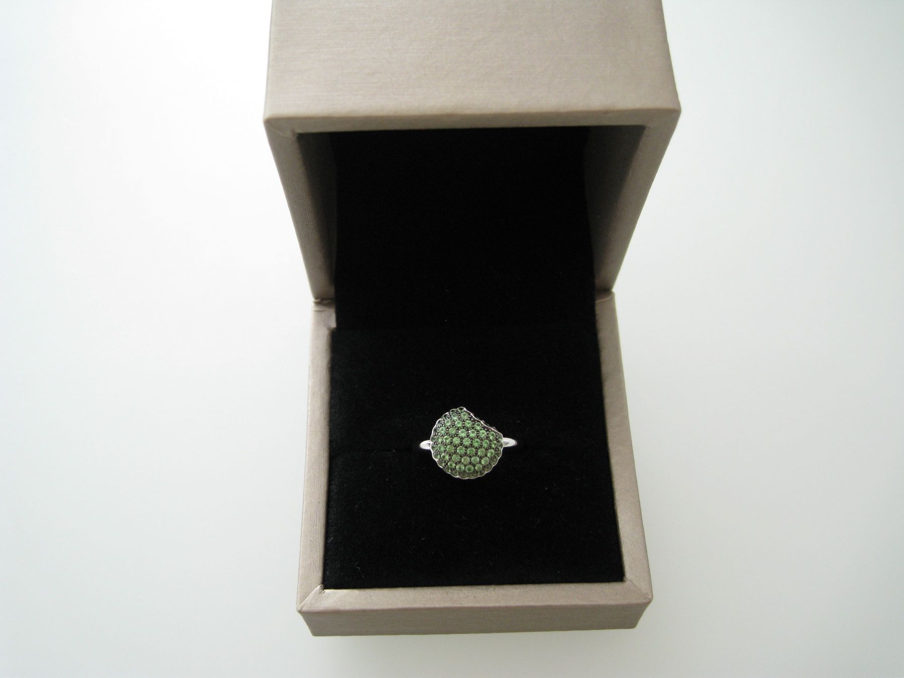 Boucheron Ringe: Bague Boucheron "Tentation Macaron", ornée de Tsavorites. – Neu (gemäss Beschreibung) aus Geneve von iBest 4