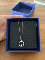 Elegante Swarovski Halskette mit Kreisanhänger, neuwertig!