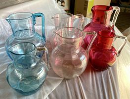 Lot de 6 cruches en verre coloré.