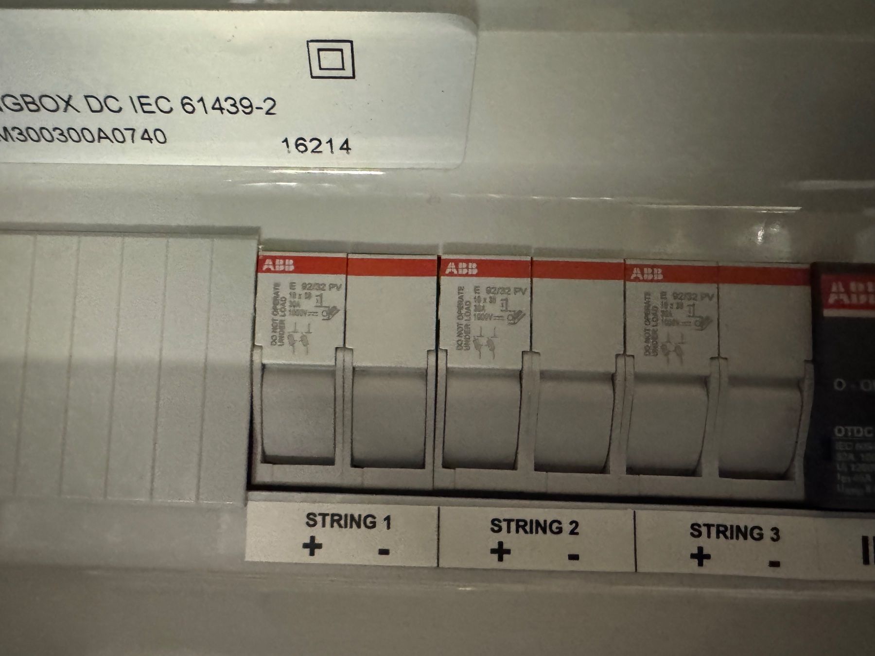 Dispositivi a energia solare: ABB Solar Strangbox OVR Switch Einzelsicherung Demo – Nuovo (secondo la descrizione) da Eiken venduto da Skylight 1
