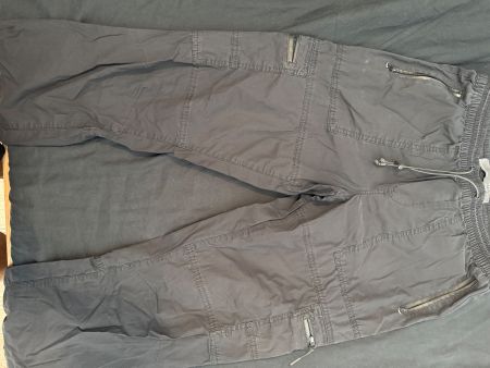 Pantalon cargo noir taille S, idéal pour l'automne 🍁