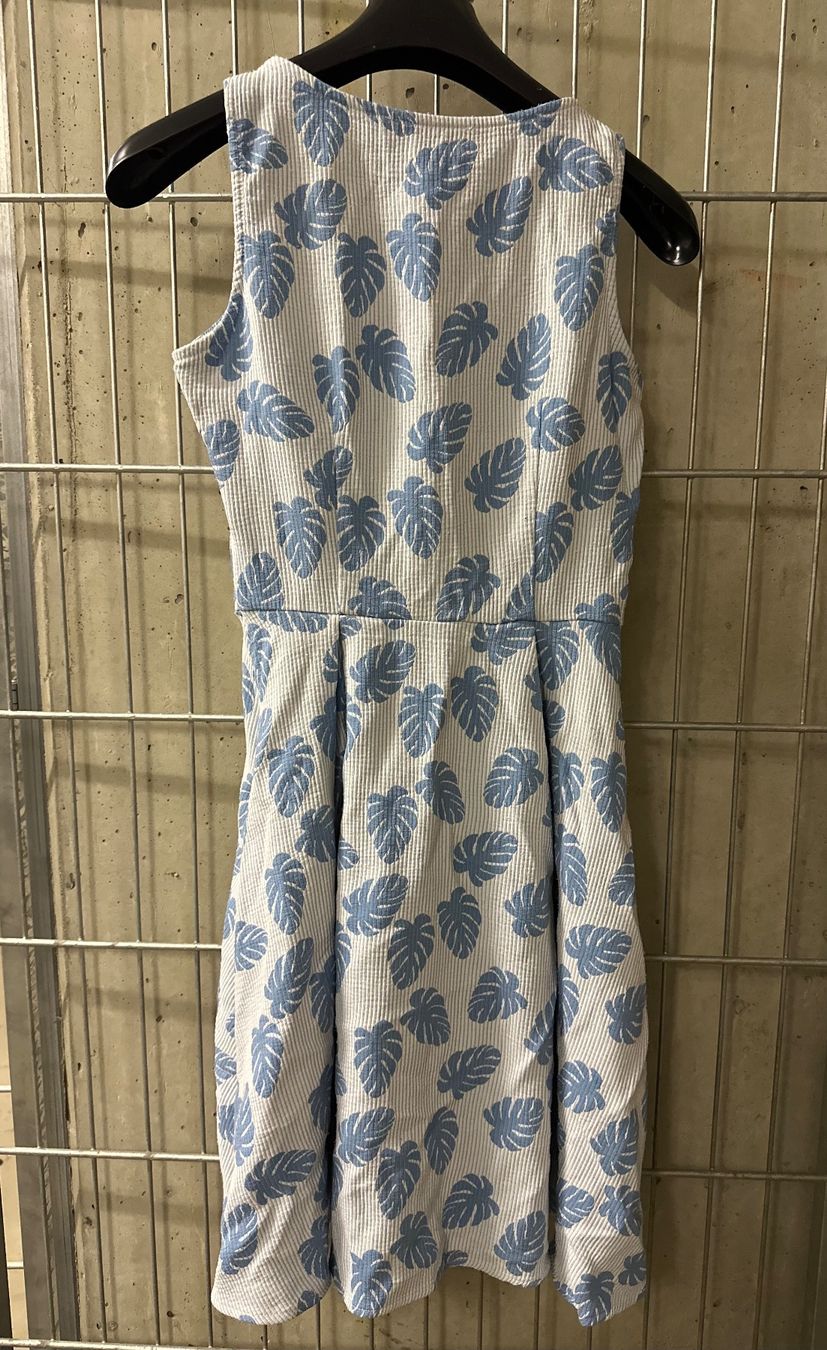 Kleider: Hellblaues weisses Kleid mit Pflanzenmotiv – Gebraucht aus Glattpark(Opfikon) von AydenM 5