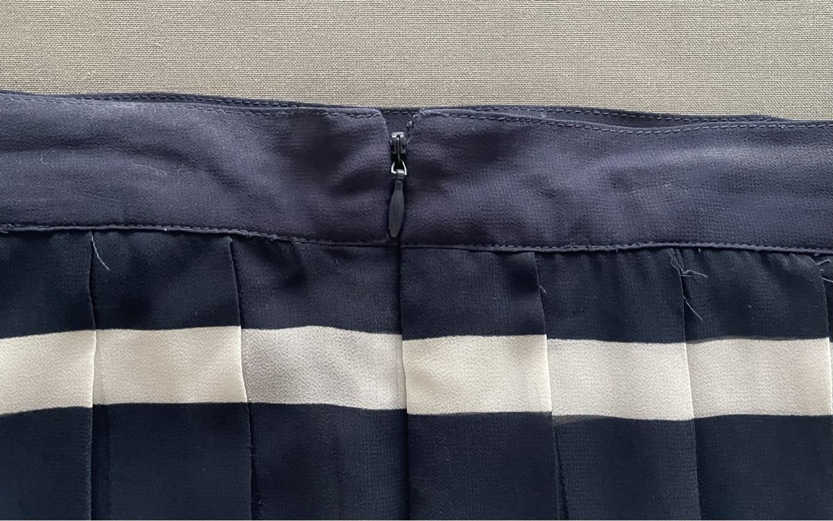 Tommy Hilfiger Gonne: Tommy Hilfiger Plissee-Rock Gr. 10 marineblau/weiss – Usato da Islikon venduto da Julies_wardrobe 4