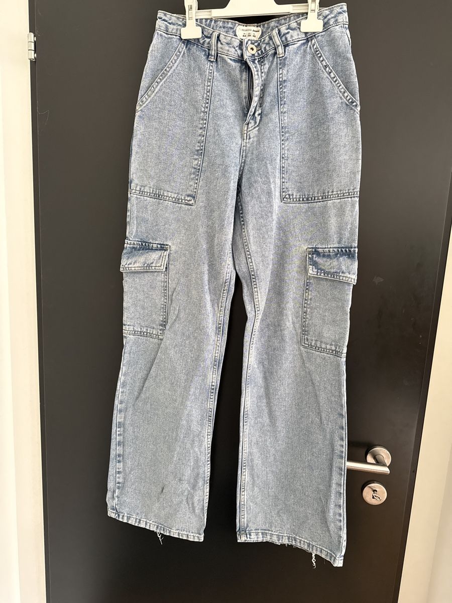 Jeans: Jeans mit Cargotaschen, hellblau, Grösse 40 – Gebraucht aus St. Niklausen LU von car_2562 2