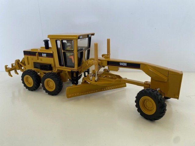 Caterpillar Kit di modellismo & Modellini statici: Metall Modell CAT 140H Motor Greader 1/50 – Nuovo e nell'imballaggio originale da Urtenen-Schönbühl venduto da Fly67