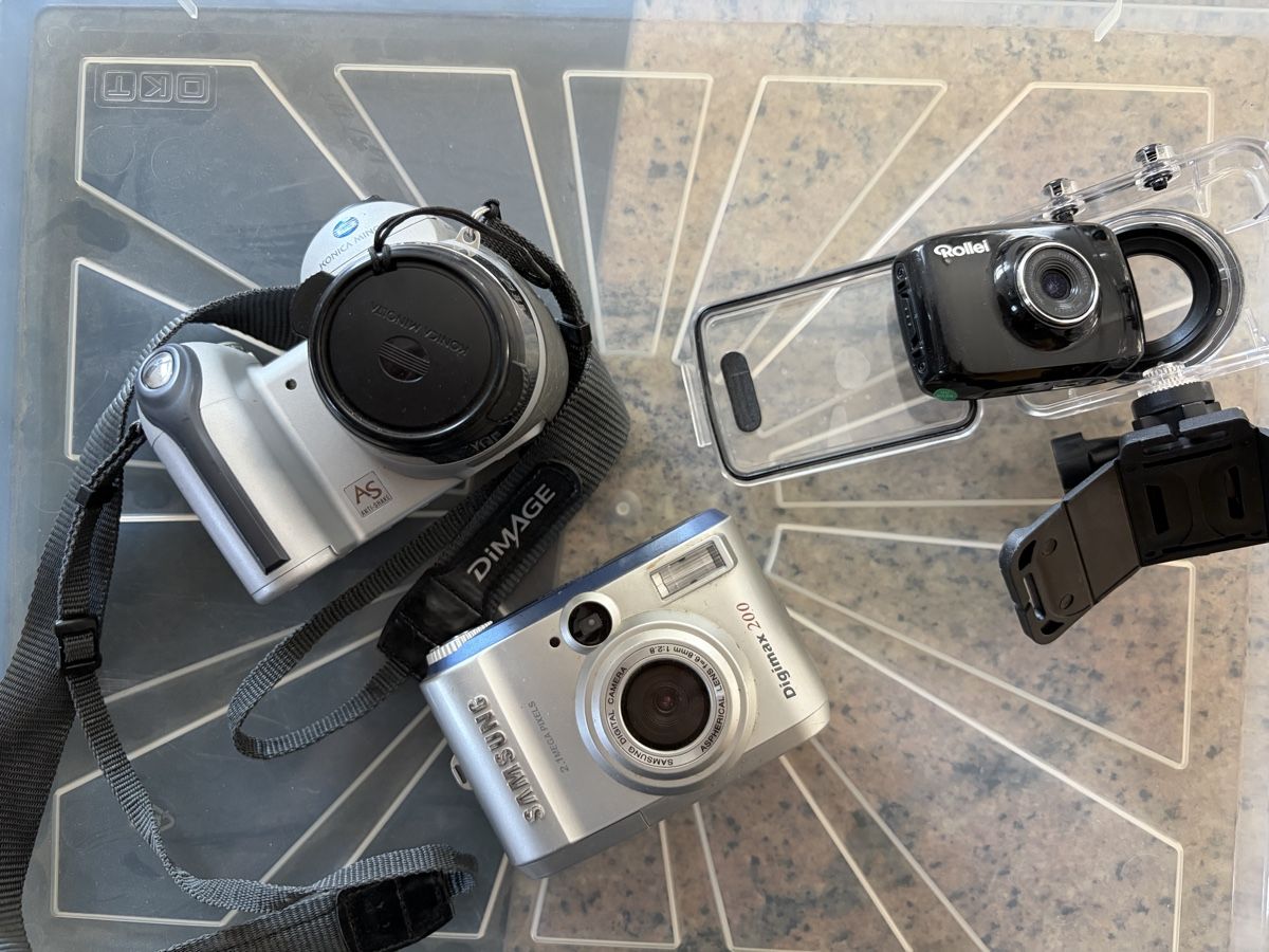 Fotocamera: drei alte Digitalkameras – Usato da Hägendorf venduto da StuderPascal 2